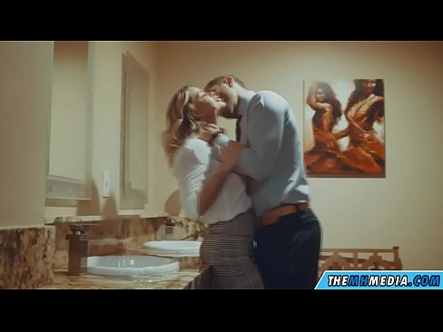 ❤️ Kana blonde ine busty inokukwezvera muchimbuzi cheveruzhinji Zvinonyadzisira ❌️❤